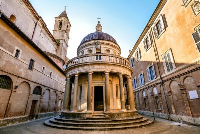 Templete renacentista de San Pietro in Montorio, con columnas y cúpula en un patio