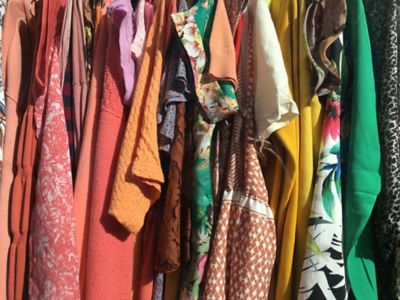 Bunte Damen-Vintagekleidung hängt in einem Schaufenster