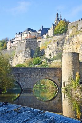 Pont du Grund et casemates du Bock depuis les berges de l’Alzette