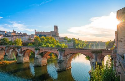 Pont Vieux et cathédrale Sainte-Cécile d'Albi en arrière-plan lors d’une journée ensoleillée