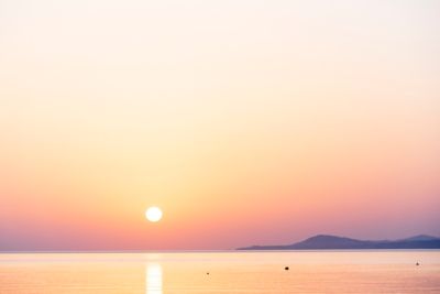 Sonnenaufgang mit pink-violettem Himmel über dem Meer an der Küste von Kreta