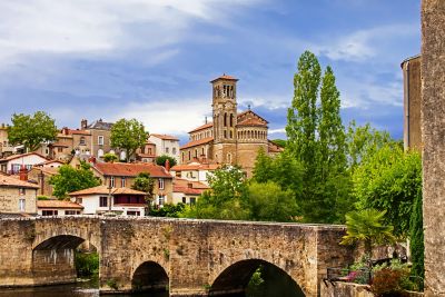 Pont de la Vallée et au loin l'église Notre Dame de Clisson, près de Nantes