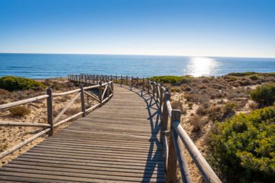 Ponton en bois qui mène jusqu’à la plage de Cabopino en Andalousie