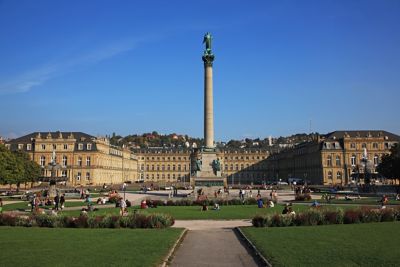 Mondäner Schlossplatz mit dem barocken Neuem Schloss und der Jubiläumssäule in Stuttgart