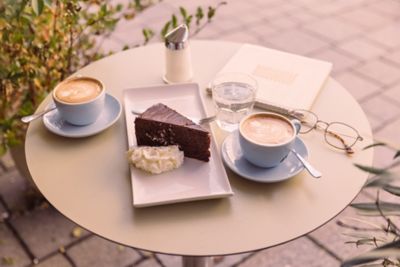 Cappuccinos et part de Sachertorte dans un café en Autriche