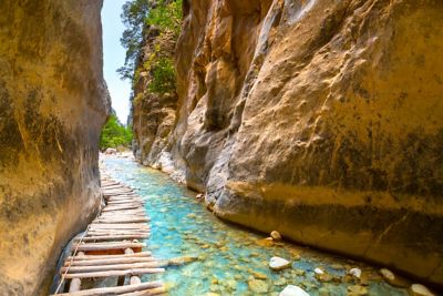 Samaria-Schlucht auf der griechischen Insel Kreta mit Fußweg über Wasser zwischen hohen Felsen