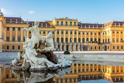 Skulptur mit Wasserbecken im Schloss Schönbrunn in Wien, Österreich