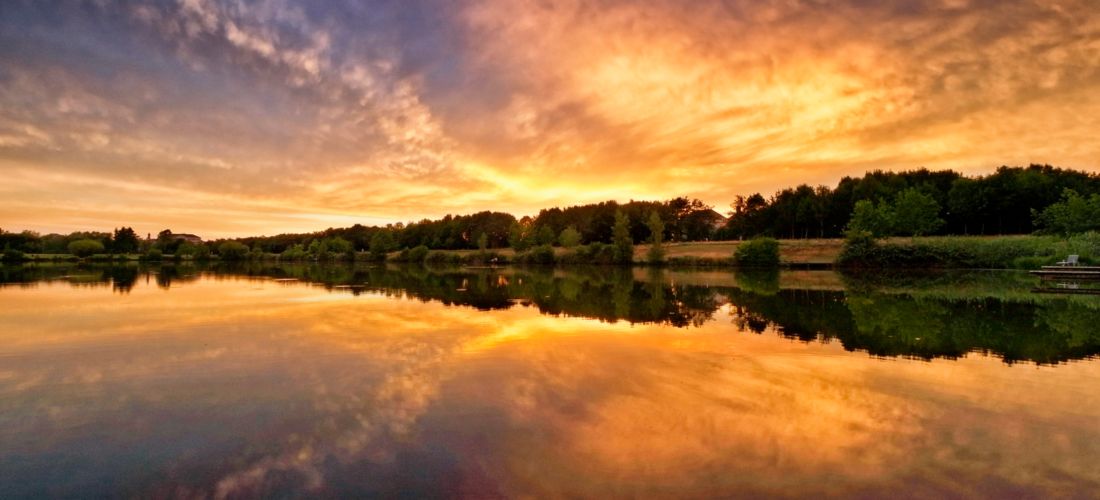 Spectacular Summer Dusk over l'Etang des Grives in Seine et Marne