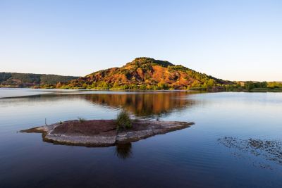 Volcan du Cérébou au lac du Salagou, près de Montpellier