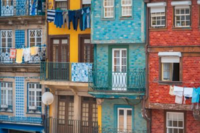 Bunt gekachelte Häuserfassaden und Wäsche auf den Balkonen in Ribeira in der Altstadt von Porto