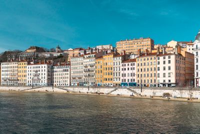 Edificios coloridos a orillas del río Saona en Lyon bajo un cielo despejado