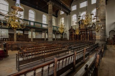 Bancs en bois et lustres dorés dans l'ancienne synagogue portugaise d’Amsterdam