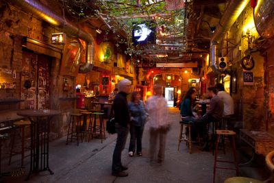 Clients dans le bar Szimpla