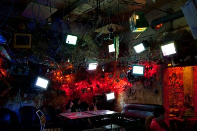 Décoration originale avec plantes et écrans suspendus dans le bar Szimpla