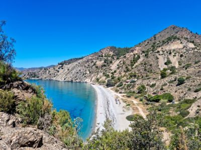 Plage de Cañuelo près de Maro, vue depuis un sentier de randonnée