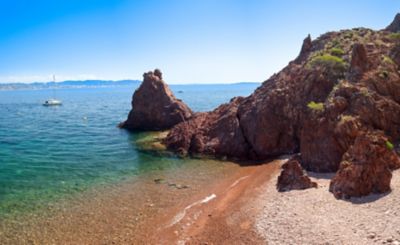 Rochers rouges et galets sur la plage de l’Aiguille à Théoule-sur-Mer