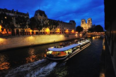 Balade nocturne en bateau-mouche devant la cathédrale Notre-Dame