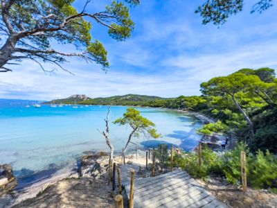 Malerische Bucht auf der Île de Porquerolles, einer Insel an der Côte d’Azur
