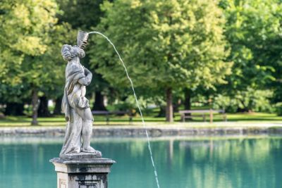 Historischer kleiner Wasserspeier im Park von Schloss Hellbrunn, ein Ausflugsziel in Salzburg