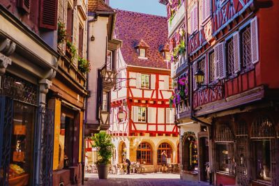 Ruelle typique du centre de Colmar, entre architecture à colombages, boutiques et restaurants