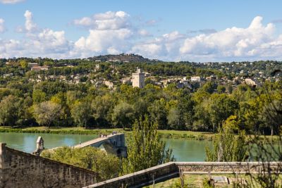 Villeneuve-lès-Avignon et la tour Philippe-le-Bel depuis le jardin des Doms à Avignon