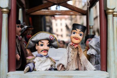 Marionetas francesas de Guignol y Gnafron en un teatrito de madera tradicional en Lyon