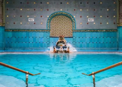 Wasserbecken im Gellértbad von Budapest, einem Badehaus mit Jugendstil-Flair