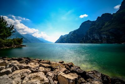 Strand von Sabbioni am Gardasee, eingerahmt von majestätischen Bergen