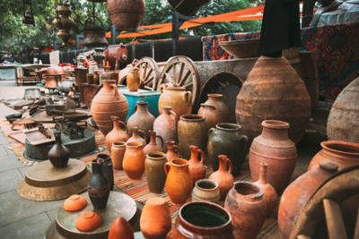 cruches anciennes au marché aux puces de Dry Bridge Market à Tbilissi