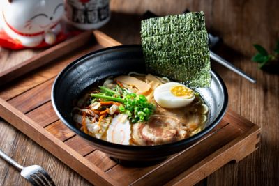 Bol de ramen dans un restaurant de spécialités asiatiques