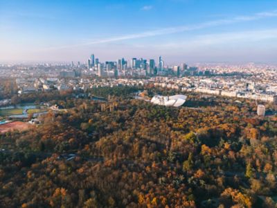 Vista aérea del Bois de Boulogne en París con la Fondation Louis Vuitton y el horizonte de la ciudad