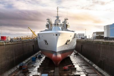 Bateau en construction sur un chantier naval, comme on peut en voir à Saint-Nazaire