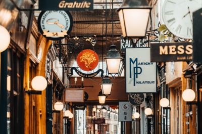 Enseignes et luminaires dans le passage des Panoramas