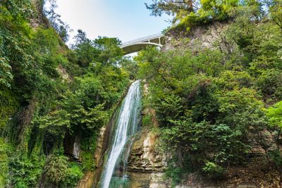 Cascade de Leghvtakhevi découverte lors d'une visite du jardin botanique de Tbilissi
