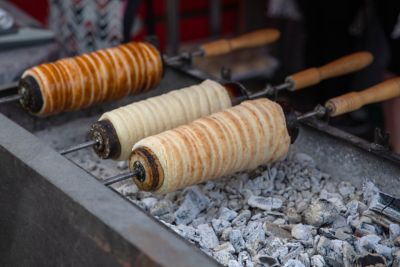 Dulces tradicionales dorándose sobre brasas calientes en un mercado