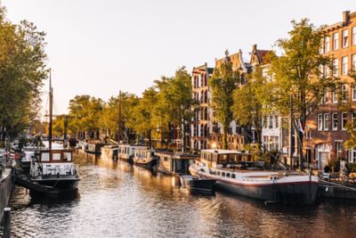 Péniches amarrées sur les berges d’un canal dans un quartier résidentiel à Amsterdam