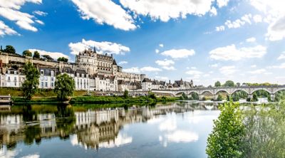 Château royal d'Amboise et pont du Maréchal Leclerc dans la vallée de la Loire