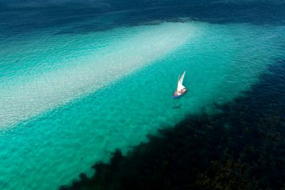 Bateau sur une eau turquoise dans l’archipel des Glénan