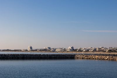 Immeubles pyramides et plage du Couchant à La Grande-Motte