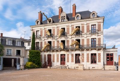 Maison de la Magie Robert-Houdin à Blois, avec ses six automates de dragons surgissant des fenêtres