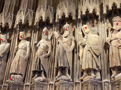Rote Nasen an den historischen Figuren der Neun guten Helden am Kölner Rathaus zum Karneval