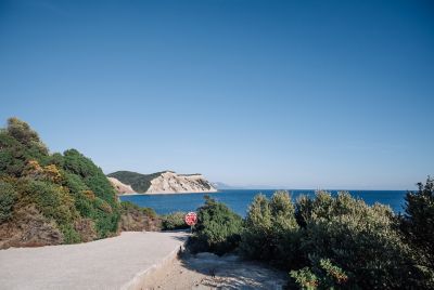 Ende der Straße mit Aussicht aufs Meer am Arkoudilas Beach auf Korfu