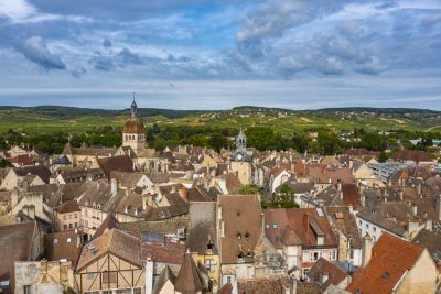 Toits des habitations de Beaune en Bourgogne, sous un ciel nuageux
