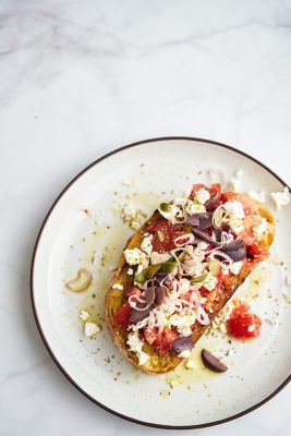 Dakos, eine leichte kretische Vorspeise aus Tomaten, Oliven und Feta auf Brot