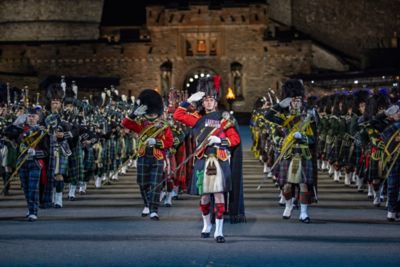Die Dudelsackspieler der Massed Pipes and Drums salutieren beim Royal Edinburgh Military Tattoo