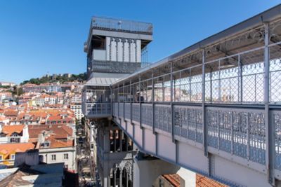 Steg zur Aussichtsplattform des Elevador de Santa Justa in Lissabon