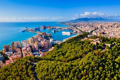 Panorama de Malaga avec vue sur le port de croisière, les arènes et le parc forestier de Gibralfaro