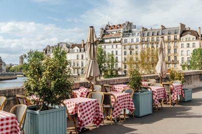 Tables de bistro sur une rive de la Seine