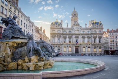 Fontaine Bartholdi avec l’hôtel de ville de Lyon en arrière-plan, sur la place des Terreaux