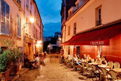 Restaurant dans une rue à Montmatre à la nuit tombée